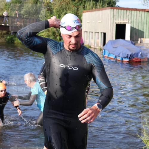 31.08.2025 - Elbe Triathlon Hamburg Luisa Fischer http://msf.ph/oto/8672538 31.08.2025 08:37:01 Schwimmen 165, 170, 353, 355 meine-sportfotos.de