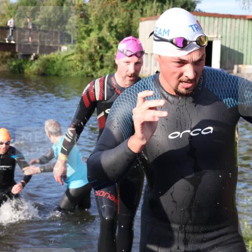 31.08.2025 - Elbe Triathlon Hamburg Luisa Fischer http://msf.ph/oto/8672541 31.08.2025 08:37:02 Schwimmen 165, 170, 355 meine-sportfotos.de