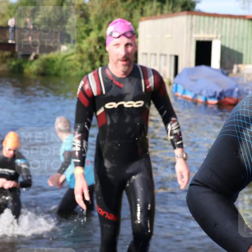 31.08.2025 - Elbe Triathlon Hamburg Luisa Fischer http://msf.ph/oto/8672544 31.08.2025 08:37:02 Schwimmen 165, 170, 355 meine-sportfotos.de