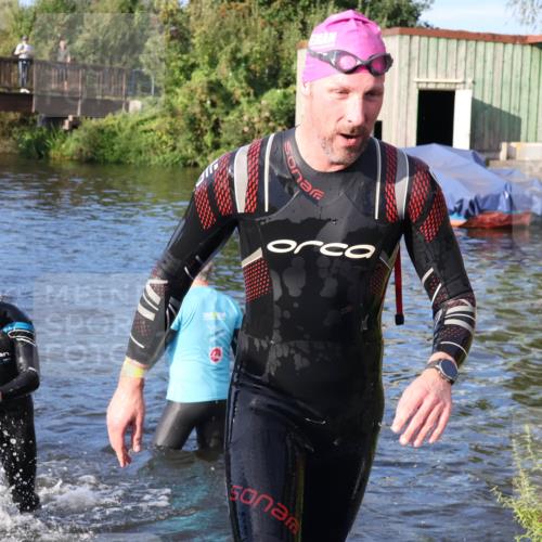 31.08.2025 - Elbe Triathlon Hamburg Luisa Fischer http://msf.ph/oto/8672548 31.08.2025 08:37:03 Schwimmen 165, 170, 355 meine-sportfotos.de