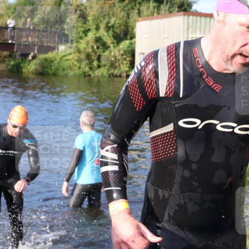 31.08.2025 - Elbe Triathlon Hamburg Luisa Fischer http://msf.ph/oto/8672553 31.08.2025 08:37:03 Schwimmen 165, 170, 355 meine-sportfotos.de
