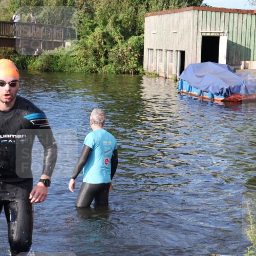 31.08.2025 - Elbe Triathlon Hamburg Luisa Fischer http://msf.ph/oto/8672567 31.08.2025 08:37:05 Schwimmen 165, 170, 221, 355 meine-sportfotos.de