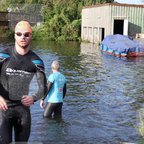 31.08.2025 - Elbe Triathlon Hamburg Luisa Fischer http://msf.ph/oto/8672570 31.08.2025 08:37:05 Schwimmen 165, 170, 221, 355 meine-sportfotos.de