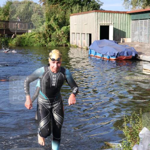 31.08.2025 - Elbe Triathlon Hamburg Luisa Fischer http://msf.ph/oto/8672638 31.08.2025 08:38:15 Schwimmen 274 meine-sportfotos.de
