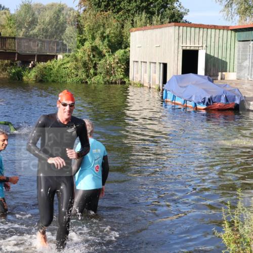 31.08.2025 - Elbe Triathlon Hamburg Luisa Fischer http://msf.ph/oto/8672748 31.08.2025 08:38:57 Schwimmen 214 meine-sportfotos.de