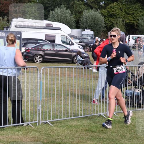 31.08.2025 - Elbe Triathlon Hamburg Luisa Fischer http://msf.ph/oto/8672966 31.08.2025 10:06:18 Laufen 250 meine-sportfotos.de