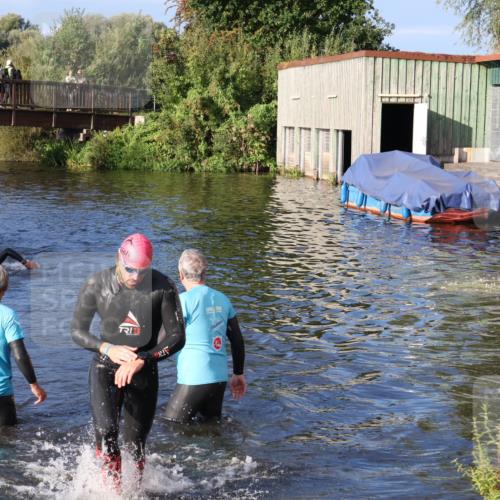 31.08.2025 - Elbe Triathlon Hamburg Luisa Fischer http://msf.ph/oto/8673001 31.08.2025 08:40:42 Schwimmen 380 meine-sportfotos.de