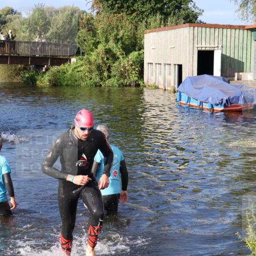 31.08.2025 - Elbe Triathlon Hamburg Luisa Fischer http://msf.ph/oto/8673004 31.08.2025 08:40:42 Schwimmen 380 meine-sportfotos.de
