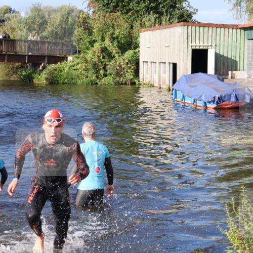 31.08.2025 - Elbe Triathlon Hamburg Luisa Fischer http://msf.ph/oto/8673066 31.08.2025 08:41:25 Schwimmen 382 meine-sportfotos.de