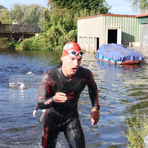 31.08.2025 - Elbe Triathlon Hamburg Luisa Fischer http://msf.ph/oto/8673073 31.08.2025 08:41:26 Schwimmen 382 meine-sportfotos.de