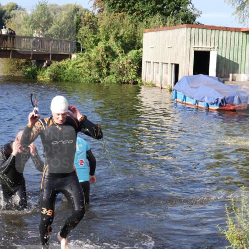 31.08.2025 - Elbe Triathlon Hamburg Luisa Fischer http://msf.ph/oto/8673106 31.08.2025 08:41:43 Schwimmen 332, 340 meine-sportfotos.de