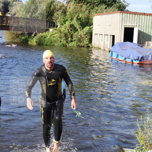 31.08.2025 - Elbe Triathlon Hamburg Luisa Fischer http://msf.ph/oto/8673145 31.08.2025 08:41:55 Schwimmen 325 meine-sportfotos.de