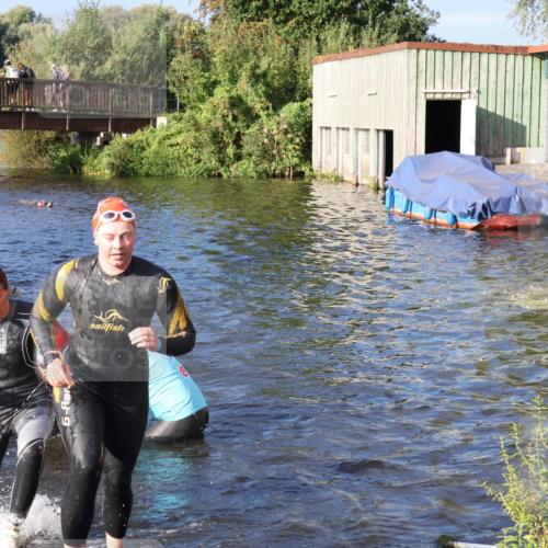 31.08.2025 - Elbe Triathlon Hamburg Luisa Fischer http://msf.ph/oto/8673260 31.08.2025 08:42:33 Schwimmen 252, 272, 276, 367 meine-sportfotos.de