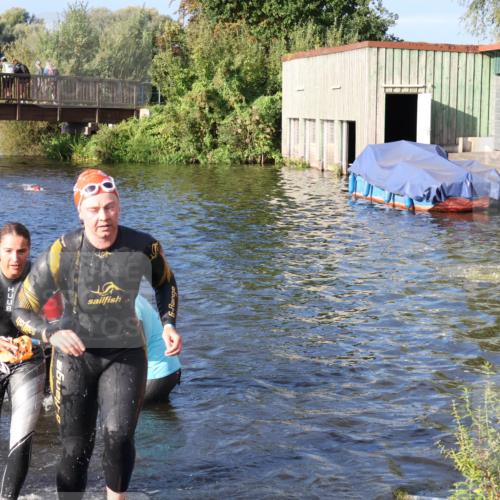 31.08.2025 - Elbe Triathlon Hamburg Luisa Fischer http://msf.ph/oto/8673262 31.08.2025 08:42:33 Schwimmen 252, 272, 276, 367 meine-sportfotos.de