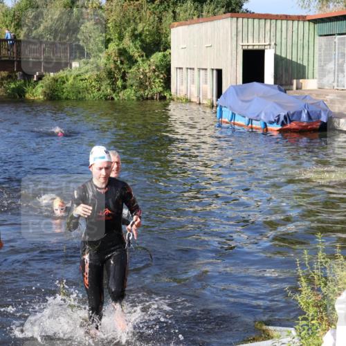 31.08.2025 - Elbe Triathlon Hamburg Luisa Fischer http://msf.ph/oto/8673402 31.08.2025 08:43:20 Schwimmen 248, 275, 381 meine-sportfotos.de
