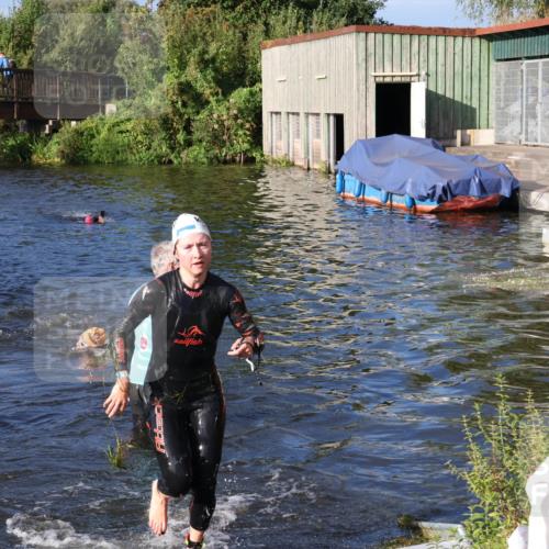 31.08.2025 - Elbe Triathlon Hamburg Luisa Fischer http://msf.ph/oto/8673404 31.08.2025 08:43:20 Schwimmen 248, 275, 381 meine-sportfotos.de