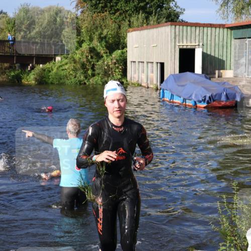 31.08.2025 - Elbe Triathlon Hamburg Luisa Fischer http://msf.ph/oto/8673410 31.08.2025 08:43:21 Schwimmen 248, 275, 381 meine-sportfotos.de