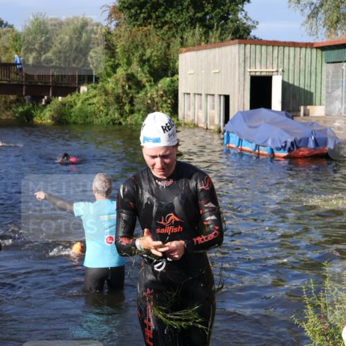 31.08.2025 - Elbe Triathlon Hamburg Luisa Fischer http://msf.ph/oto/8673412 31.08.2025 08:43:21 Schwimmen 248, 275, 381 meine-sportfotos.de