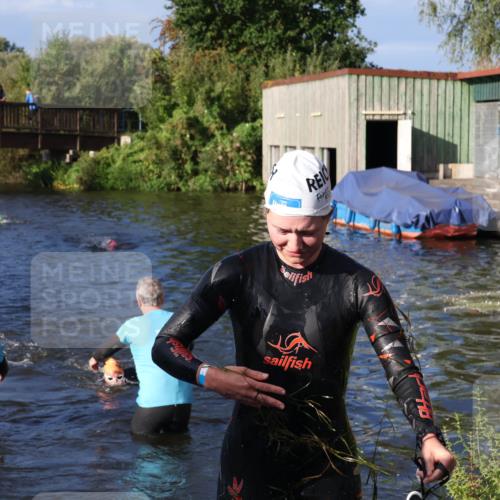 31.08.2025 - Elbe Triathlon Hamburg Luisa Fischer http://msf.ph/oto/8673414 31.08.2025 08:43:21 Schwimmen 248, 275, 381 meine-sportfotos.de