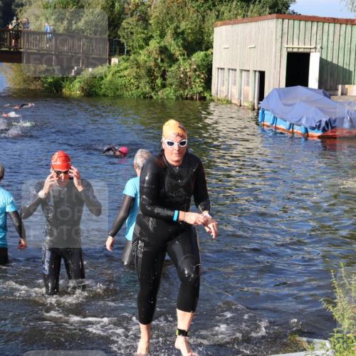 31.08.2025 - Elbe Triathlon Hamburg Luisa Fischer http://msf.ph/oto/8673429 31.08.2025 08:43:27 Schwimmen 248, 381 meine-sportfotos.de