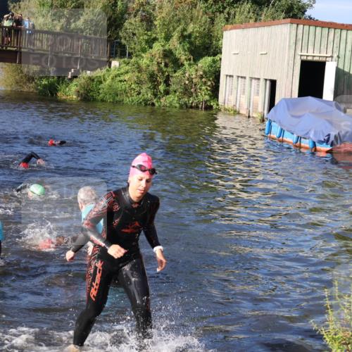 31.08.2025 - Elbe Triathlon Hamburg Luisa Fischer http://msf.ph/oto/8673456 31.08.2025 08:43:44 Schwimmen 279, 298, 303, 314, 376 meine-sportfotos.de