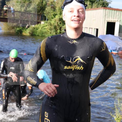 31.08.2025 - Elbe Triathlon Hamburg Luisa Fischer http://msf.ph/oto/8673481 31.08.2025 08:43:48 Schwimmen 279, 283, 298, 303, 314, 376 meine-sportfotos.de