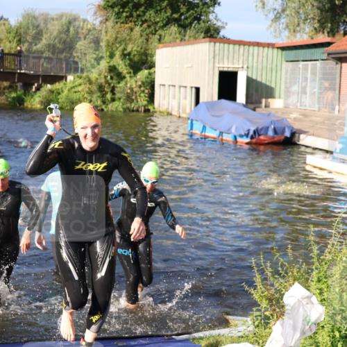 31.08.2025 - Elbe Triathlon Hamburg Luisa Fischer http://msf.ph/oto/8673841 31.08.2025 08:45:59 Schwimmen 260, 261, 285, 324, 334, 360 meine-sportfotos.de
