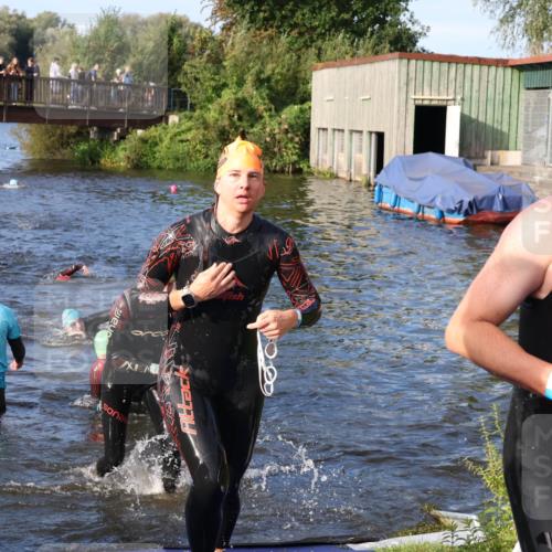 31.08.2025 - Elbe Triathlon Hamburg Luisa Fischer http://msf.ph/oto/8674439 31.08.2025 08:47:51 Schwimmen 249, 278, 282, 308, 316 meine-sportfotos.de