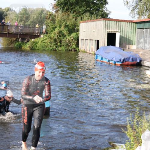 31.08.2025 - Elbe Triathlon Hamburg Luisa Fischer http://msf.ph/oto/8674559 31.08.2025 08:48:07 Schwimmen 258, 297, 299, 329, 341 meine-sportfotos.de