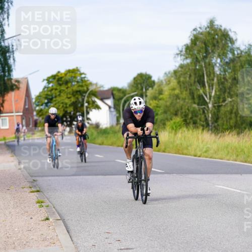 31.08.2025 - Elbe Triathlon Hamburg Michael Burmester http://msf.ph/oto/8674631 31.08.2025 10:15:40 Radfahren 579, 613, 732, 811 meine-sportfotos.de