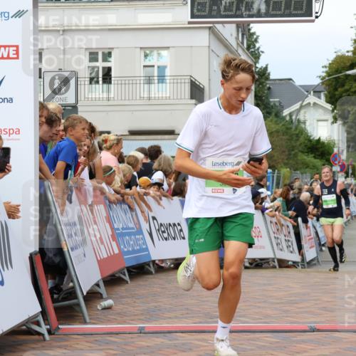 31.08.2025 - 21. Blankeneser Heldenlauf Strokosch-Dieckow http://msf.ph/oto/8674790 31.08.2025 10:50:27 Ziel 3699, 3354, 3564 meine-sportfotos.de