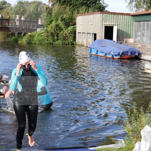 31.08.2025 - Elbe Triathlon Hamburg Luisa Fischer http://msf.ph/oto/8674851 31.08.2025 08:50:46 Schwimmen 255, 284, 389, 443 meine-sportfotos.de