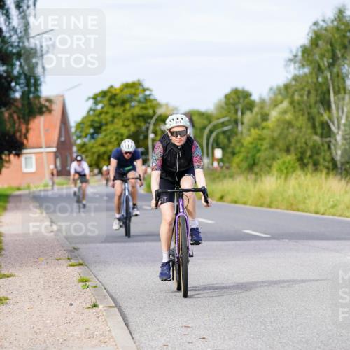 31.08.2025 - Elbe Triathlon Hamburg Michael Burmester http://msf.ph/oto/8674863 31.08.2025 10:16:55 Radfahren 427, 804, 841, 928 meine-sportfotos.de