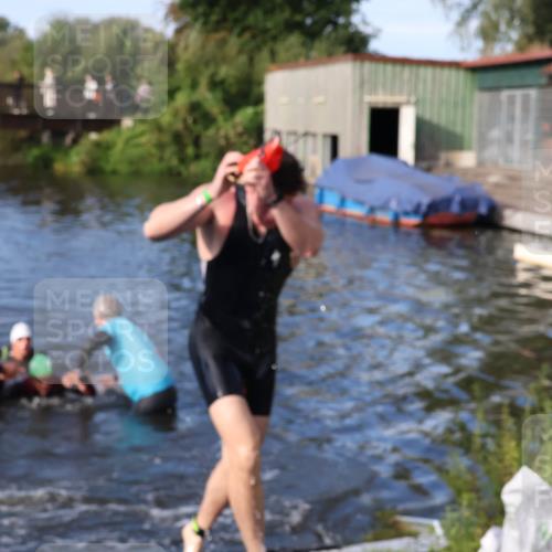 31.08.2025 - Elbe Triathlon Hamburg Luisa Fischer http://msf.ph/oto/8674864 31.08.2025 08:50:49 Schwimmen 255, 284, 389, 443 meine-sportfotos.de