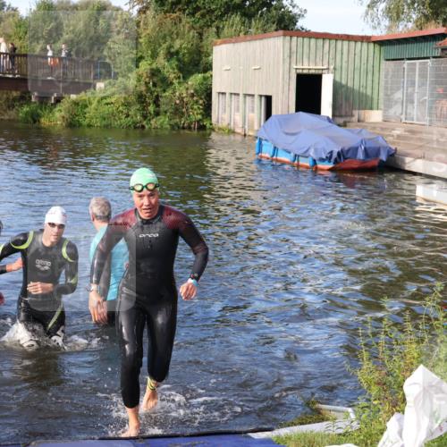 31.08.2025 - Elbe Triathlon Hamburg Luisa Fischer http://msf.ph/oto/8674885 31.08.2025 08:50:53 Schwimmen 284, 443 meine-sportfotos.de