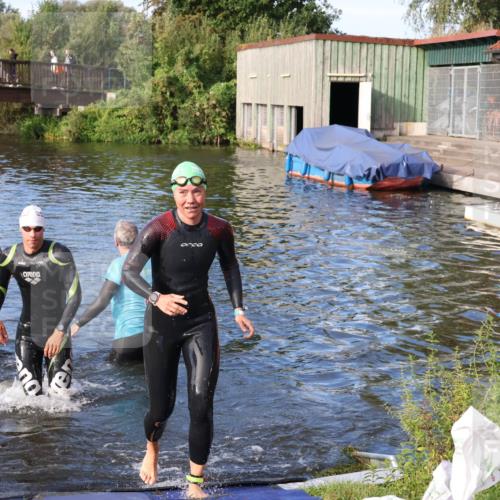 31.08.2025 - Elbe Triathlon Hamburg Luisa Fischer http://msf.ph/oto/8674887 31.08.2025 08:50:53 Schwimmen 284, 443 meine-sportfotos.de