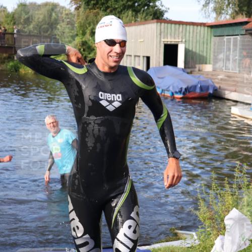 31.08.2025 - Elbe Triathlon Hamburg Luisa Fischer http://msf.ph/oto/8674902 31.08.2025 08:50:56 Schwimmen 284, 443 meine-sportfotos.de