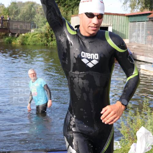 31.08.2025 - Elbe Triathlon Hamburg Luisa Fischer http://msf.ph/oto/8674904 31.08.2025 08:50:56 Schwimmen 284, 443 meine-sportfotos.de