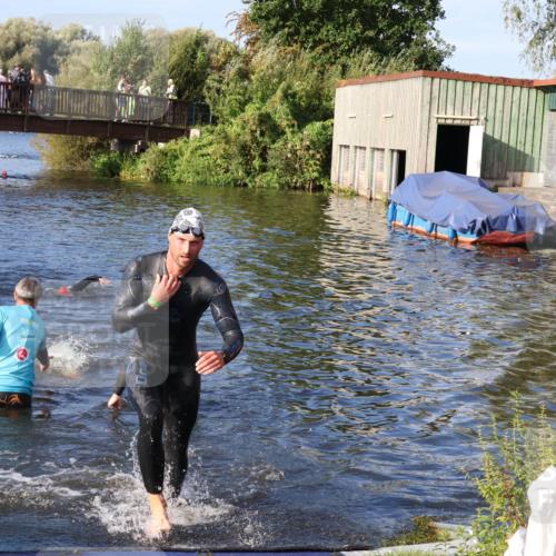 31.08.2025 - Elbe Triathlon Hamburg Luisa Fischer http://msf.ph/oto/8675097 31.08.2025 08:54:43 Schwimmen 506, 535 meine-sportfotos.de