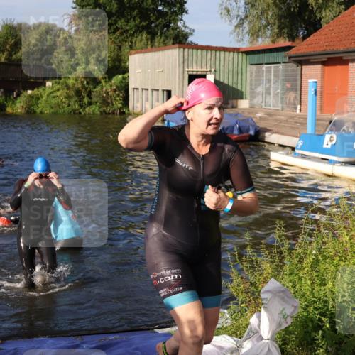 31.08.2025 - Elbe Triathlon Hamburg Luisa Fischer http://msf.ph/oto/8675211 31.08.2025 08:55:58 Schwimmen 304, 441, 450, 468, 549 meine-sportfotos.de