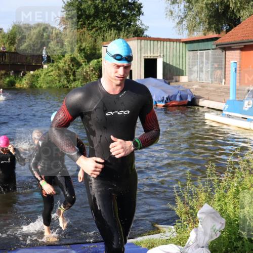 31.08.2025 - Elbe Triathlon Hamburg Luisa Fischer http://msf.ph/oto/8675250 31.08.2025 08:56:08 Schwimmen 392, 441, 450, 476, 540, 549 meine-sportfotos.de