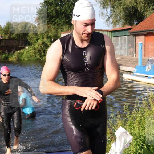 31.08.2025 - Elbe Triathlon Hamburg Luisa Fischer http://msf.ph/oto/8675320 31.08.2025 08:56:24 Schwimmen 449, 465, 479, 492 meine-sportfotos.de