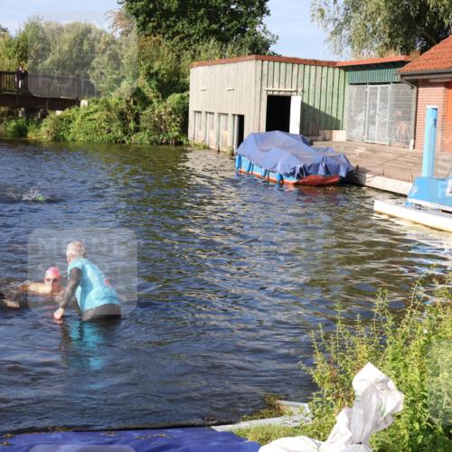 31.08.2025 - Elbe Triathlon Hamburg Luisa Fischer http://msf.ph/oto/8675591 31.08.2025 08:58:30 Schwimmen 395, 426, 430 meine-sportfotos.de