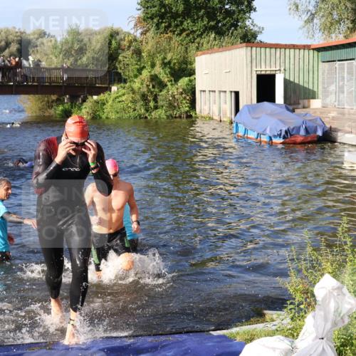 31.08.2025 - Elbe Triathlon Hamburg Luisa Fischer http://msf.ph/oto/8675593 31.08.2025 08:58:33 Schwimmen 395, 426 meine-sportfotos.de