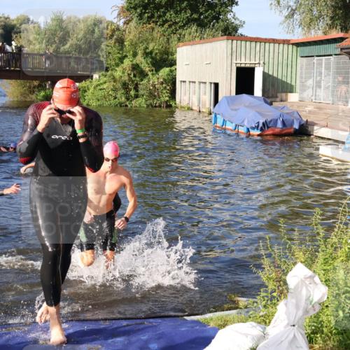 31.08.2025 - Elbe Triathlon Hamburg Luisa Fischer http://msf.ph/oto/8675594 31.08.2025 08:58:33 Schwimmen 395, 426 meine-sportfotos.de