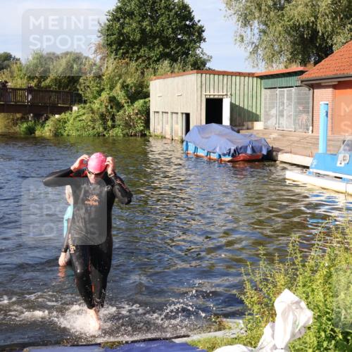31.08.2025 - Elbe Triathlon Hamburg Luisa Fischer http://msf.ph/oto/8675694 31.08.2025 08:59:47 Schwimmen 445, 453 meine-sportfotos.de