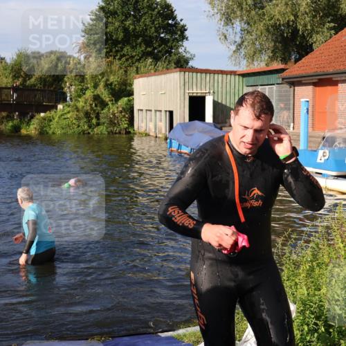 31.08.2025 - Elbe Triathlon Hamburg Luisa Fischer http://msf.ph/oto/8675705 31.08.2025 08:59:49 Schwimmen 445, 453 meine-sportfotos.de