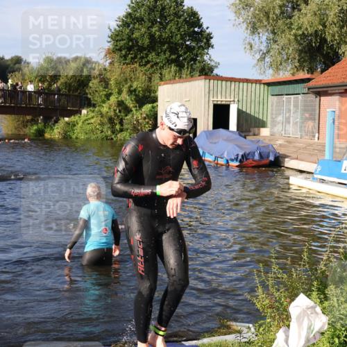 31.08.2025 - Elbe Triathlon Hamburg Luisa Fischer http://msf.ph/oto/8675718 31.08.2025 08:59:57 Schwimmen 445, 451 meine-sportfotos.de