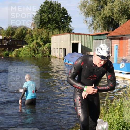 31.08.2025 - Elbe Triathlon Hamburg Luisa Fischer http://msf.ph/oto/8675721 31.08.2025 08:59:57 Schwimmen 445, 451 meine-sportfotos.de