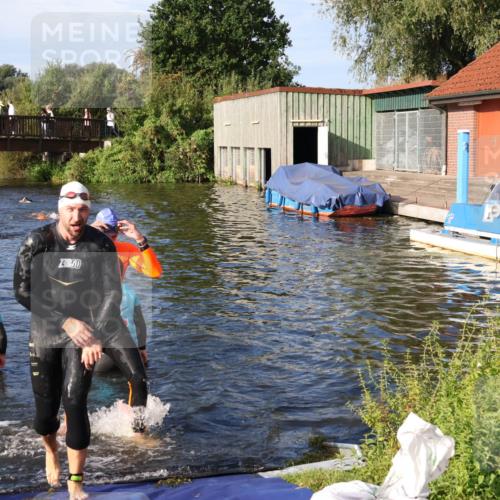 31.08.2025 - Elbe Triathlon Hamburg Luisa Fischer http://msf.ph/oto/8675742 31.08.2025 09:00:19 Schwimmen 456, 490 meine-sportfotos.de